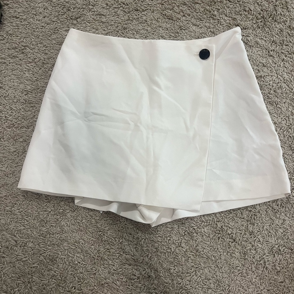 NWOT H&M White Women’s Skort with Front Wrap Panel